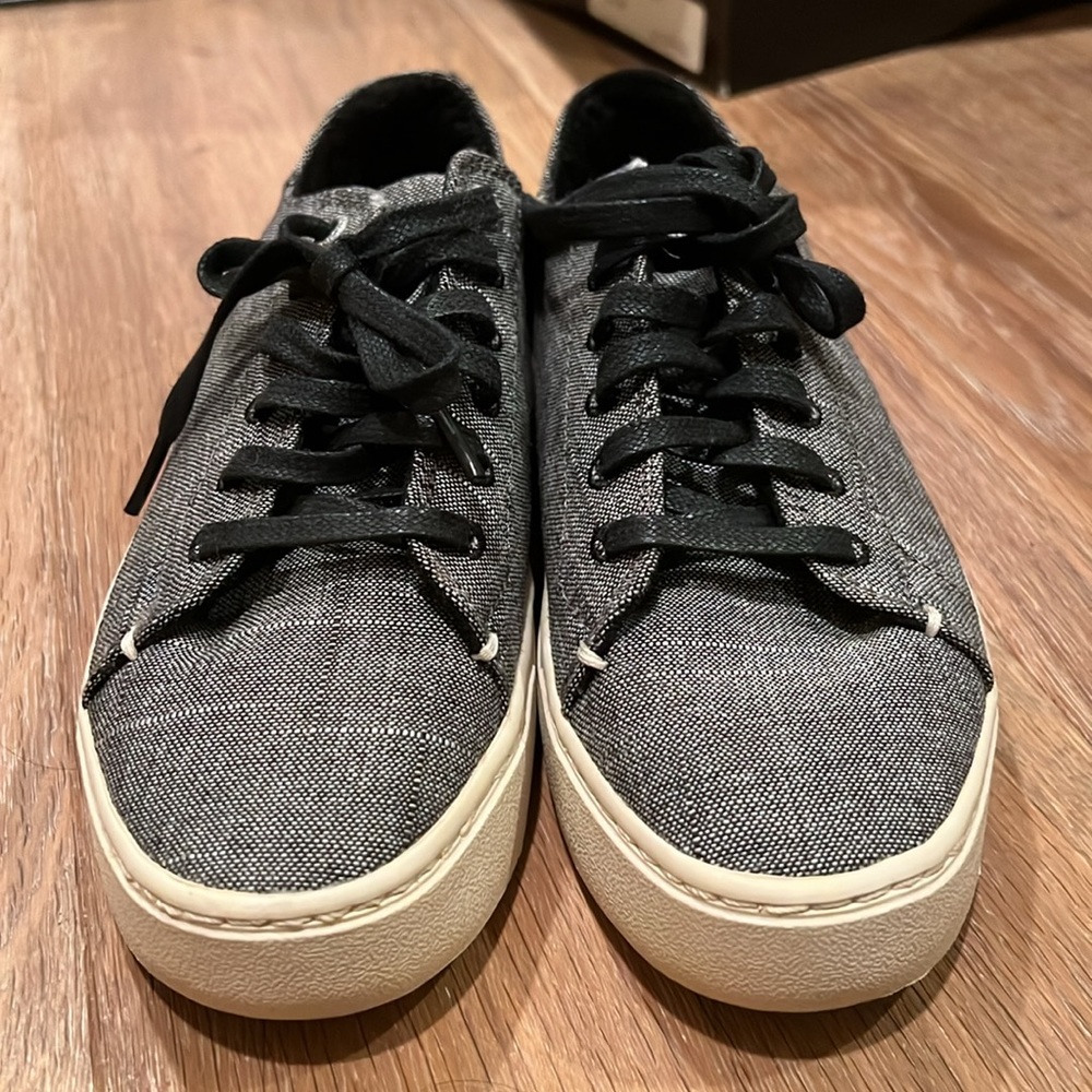 TOMS HEATHERED DARK GREY SNEAKERS